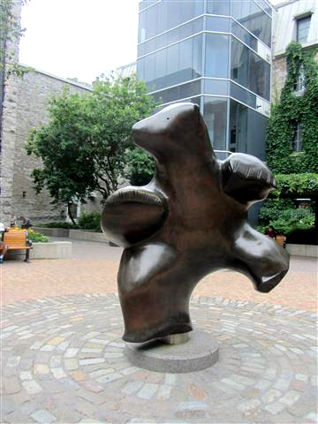 OttawaStatues20-DancingBear-JeanneDarcCourt